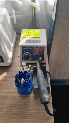 une petite machine posée sur une table