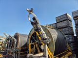 une grosse machine posée au sol