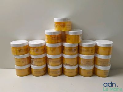 plusieurs pots de moutarde alignés les uns à côté des autres sur une table
