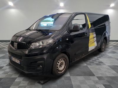 la photo d'une camionnette noire garée dans une pièce