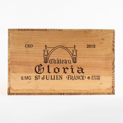 l'image d'une boîte en bois sur laquelle est apposée une étiquette