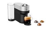gros plan d'une tasse de café à côté d'une cafetière