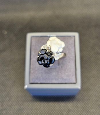 une bague qui se trouve dans une boîte sur une table
