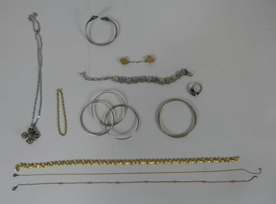 10 Bijoux fantaisie en métal dont bracelet, collier, boutons…