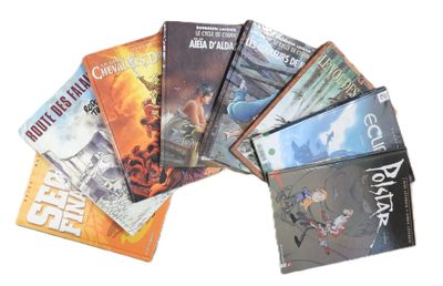 un grand nombre de livres empilés sur une table