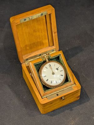 une petite boîte en bois avec une horloge à l'intérieur