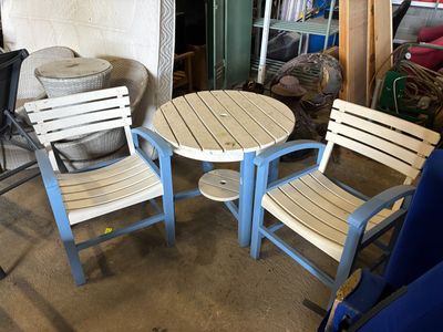 trois chaises et une table dans un garage