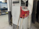 un petit climatiseur qui se trouve dans un garage