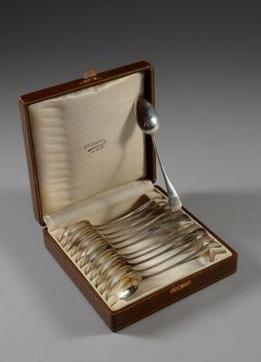 une boîte à couverts contenant une cuillère et une cuillère