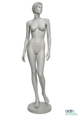 une image représentant un mannequin féminin posé sur un socle