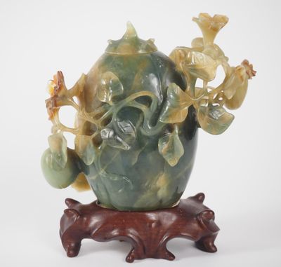 Chine, XXe siècle Vase en agate verte et cornaline, reprenan…