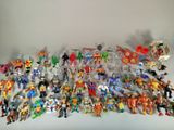 un grand nombre de figurines qui se trouvent sur la table