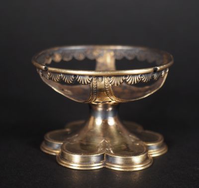 une assiette en argent antique avec un motif décoratif