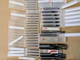 un grand nombre de stylos posés sur une table