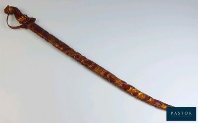 une image représentant un long bâton en bois muni d'un manche