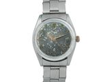une photo d'une montre-bracelet dont le cadran est orné d'un motif en forme d'étoile
