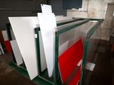 Plusieurs morceaux de verre blanc et rouge sont empilés sur un support