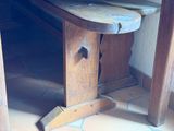 une table en bois avec un banc en dessous, dans une pièce