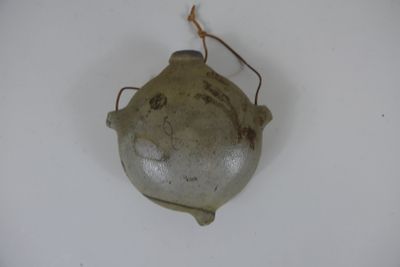 Petite gourde crapaud en grès gris-bleu.