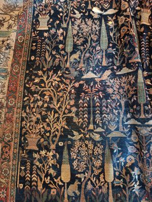 un tapis à motifs posé au sol