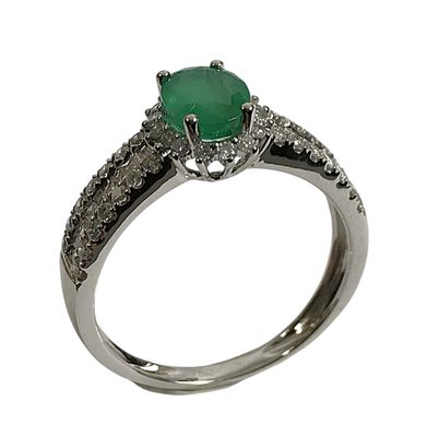 BAGUE en or blanc 750/1000 ornée d'une EMERAUDE taille ovale…