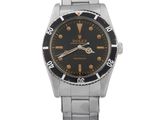 une montre au cadran noir montée sur un bracelet en acier