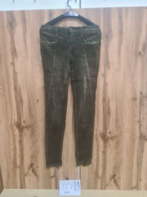 Ensemble de 80 pantalons femme de coupe slim, coloris vert k…