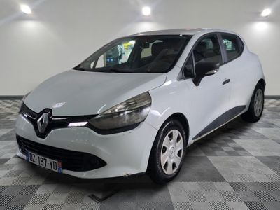 la voiture blanche est garée sur un sol en damier dans le garage