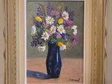une peinture de fleurs dans un vase bleu sur une table