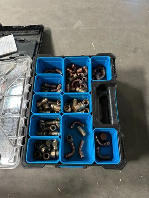 une boîte à outils remplie d'une multitude d'écrous et de vis