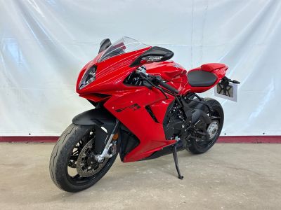 une photo d'une moto rouge garée devant un fond blanc