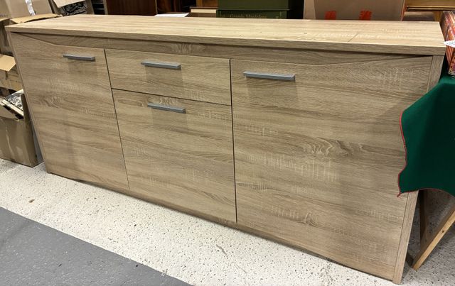 Buffet bas ouvrant à trois portes et un tiroir de manufacture con...