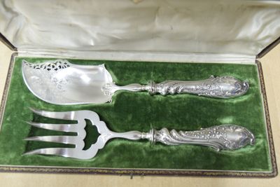 deux fourchettes et une cuillère dans une boîte posée sur une table