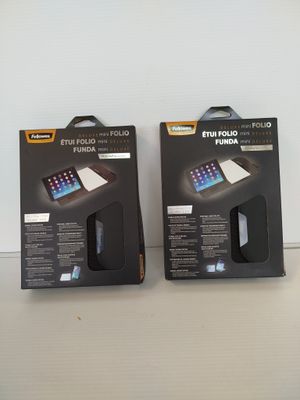 deux nouveaux iPad emballés dans une boîte posée sur une table