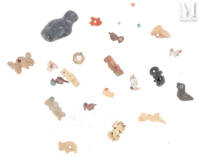 beaucoup de petits jouets posés sur une surface blanche