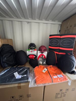 de nombreux objets à l'arrière d'un camion de déménagement