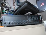 une photo d'un rack contenant du matériel électronique dans une pièce