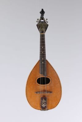 une image représentant une mandoline suspendue au plafond
