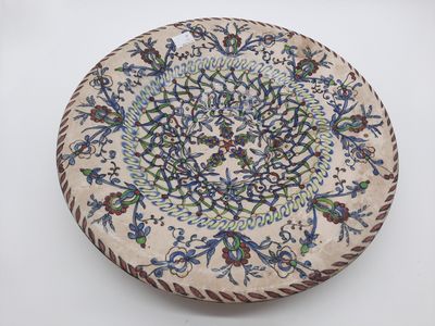 une assiette décorative ornée d'un motif bleu et vert