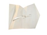 un morceau de papier plié d'où sort un couteau