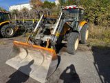 deux tracteurs garés l'un à côté de l'autre sur le bord de la route