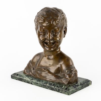buste en bronze d'un garçon posé sur un socle en marbre, sur fond blanc