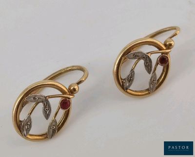 deux paires de boucles d'oreilles en or ornées de pierres rouges