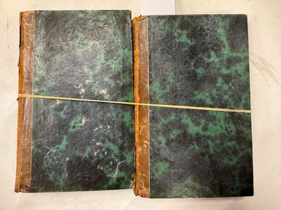 un livre vert entouré d'un cordon jaune