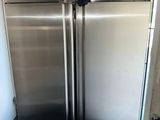 un réfrigérateur en acier inoxydable dans une cuisine au sol bleu