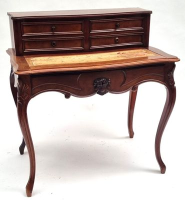 un petit bureau surmonté d'un tiroir