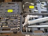 beaucoup d'outils dans la mallette posée sur la table