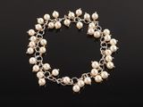 un bracelet en perles et en argent