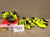 deux paires de chaussures jaunes et noires sont côte à côte