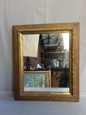 une photo d'un miroir posé sur une table